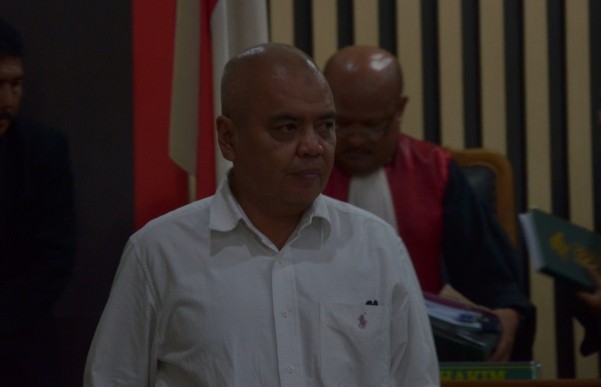 Terdakwa kasus korupsi pengadaan genset di RSUD Raden Mattaher, Ali Imran usai menjalani sidang putusan di PN Jambi Senin (23/11)